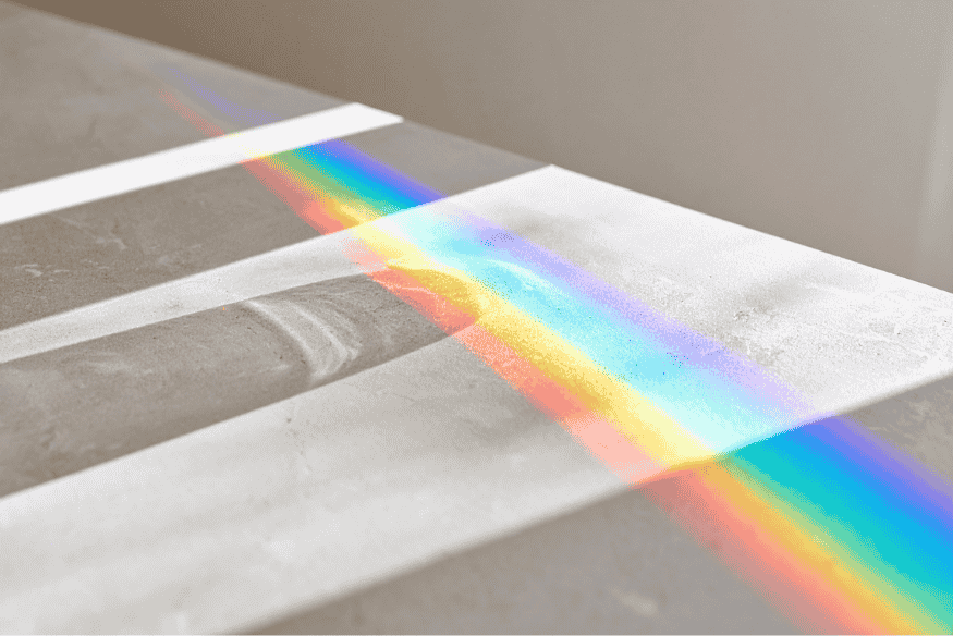 Feixe de luz separado em cores por espectroscopia, técnica usada para estudar a cor e a composição das estrelas