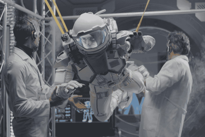 Astronauta em treinamento de microgravidade, mostrando que existe gravidade no espaço mesmo com sensação de flutuação