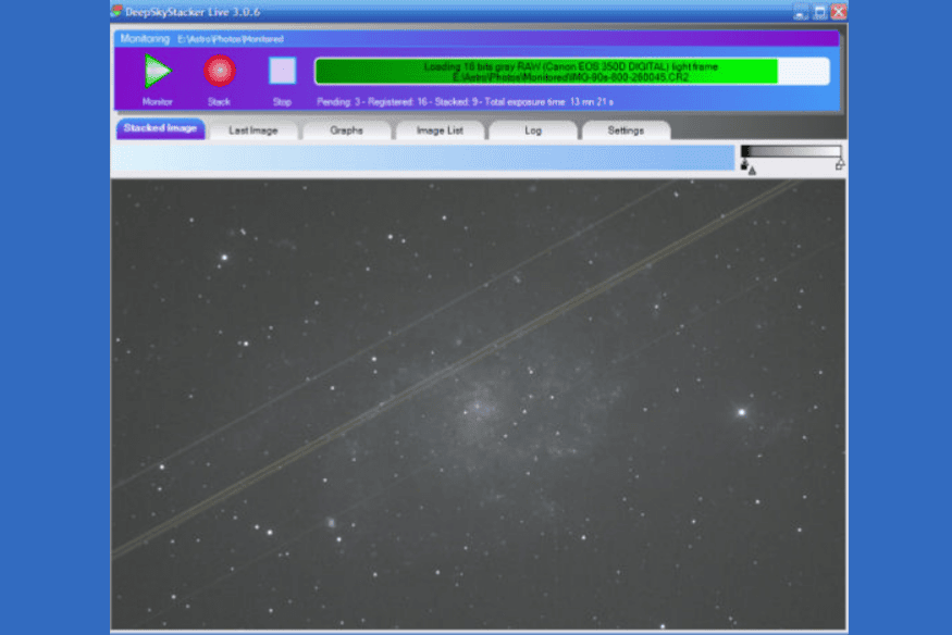 Tela de software de empilhamento mostrando imagem astronômica em processamento com uso de flats, darks e bias