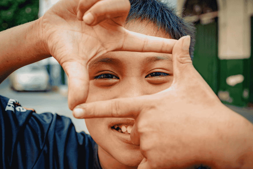Pessoa enquadrando a cena com as mãos, ilustrando a ideia de ajuste e padronização no fluxo de captura em astrofotografia