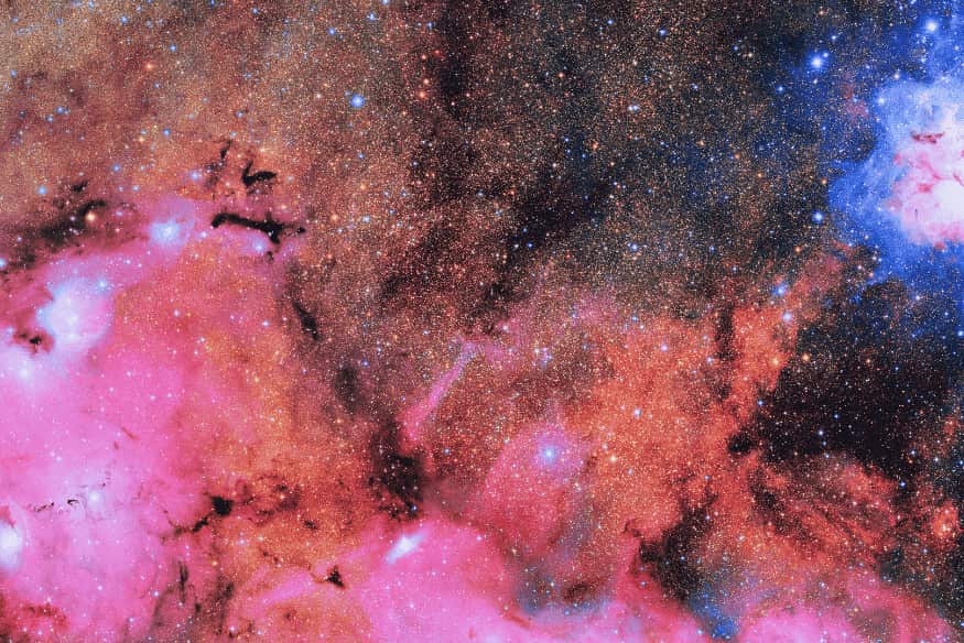 Nuvem interestelar fria com gás, poeira e estrelas jovens, ambiente onde pode começar a formação de sistemas planetários