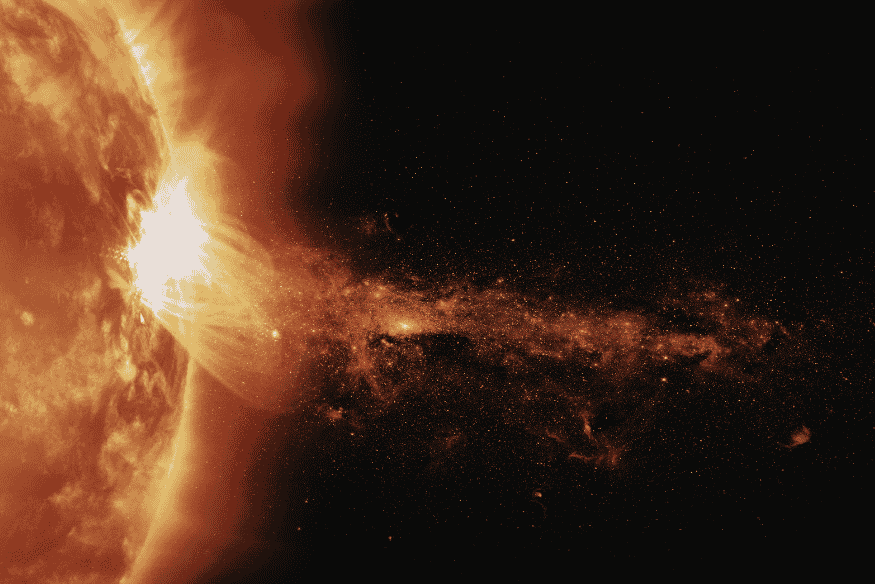 Flares estelares intensos lançando partículas e radiação no espaço próximo a uma estrela ativa