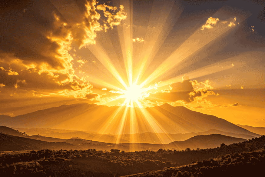 Sol brilhando sobre montanhas como exemplo de energia estelar ligada à habitabilidade estelar