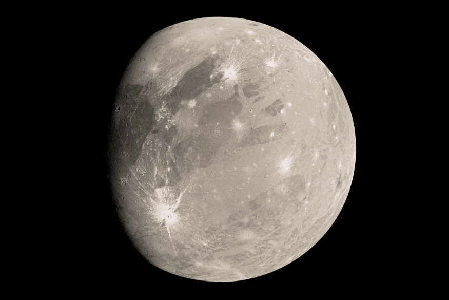 Ganimedes em destaque no espaço, mostrando a maior lua do Sistema Solar com superfície marcada por regiões claras e escuras