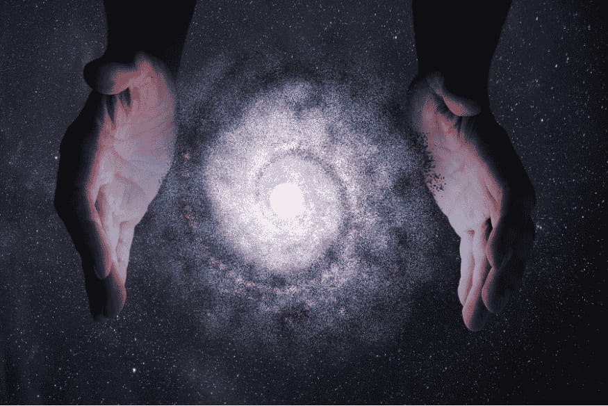 Luz antiga do universo representada por uma galáxia brilhante entre mãos no espaço