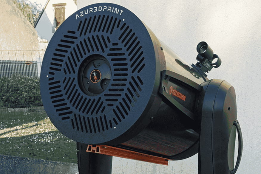 Telescópio com máscara de Bahtinov instalada na abertura, preparado para ajuste fino de foco em astrofotografia