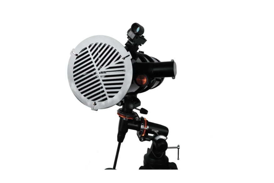 Telescópio pequeno em tripé com máscara de Bahtinov acoplada na abertura frontal para melhorar a nitidez das fotos do céu