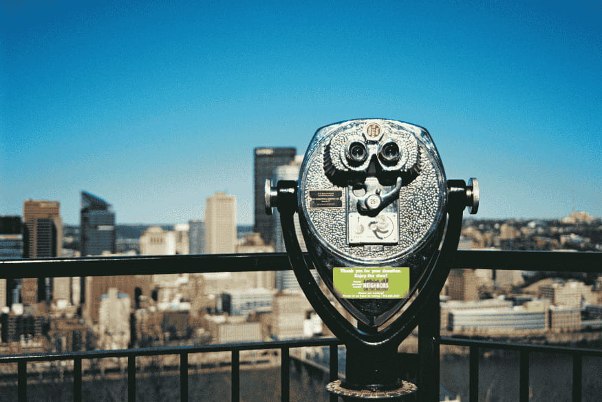 Luneta de observação fixa em mirante urbano, ilustrando a importância da estabilidade e da apontabilidade em sistemas de observação do céu