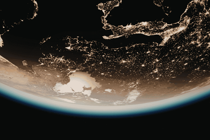 Vista da atmosfera terrestre do espaço com brilho luminoso ao redor do planeta relacionado ao airglow