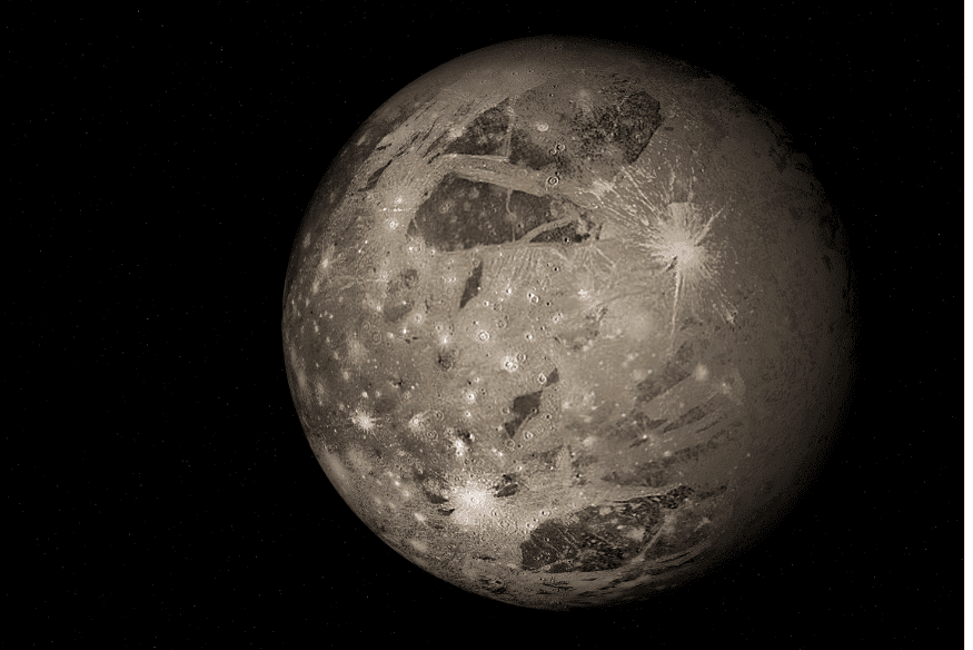 Ganimedes, lua de Júpiter, com superfície marcada por regiões claras e escuras associadas a possível oceano subterrâneo