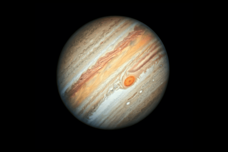 Júpiter em destaque no espaço com faixas atmosféricas visíveis, planeta frequentemente observado em oposição planetária