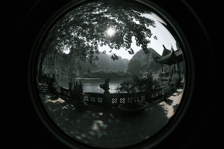 Imagem circular com bordas escuras simulando visão por lente embaçada, efeito comum quando há orvalho no telescópio