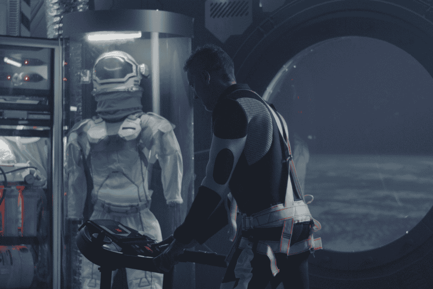 Astronauta treinando em ambiente espacial, representando a adaptação do corpo à microgravidade