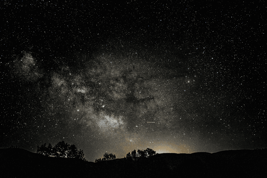 Via Láctea em céu escuro, mostrando estrelas que podem parecer piscar por causa da turbulência atmosférica