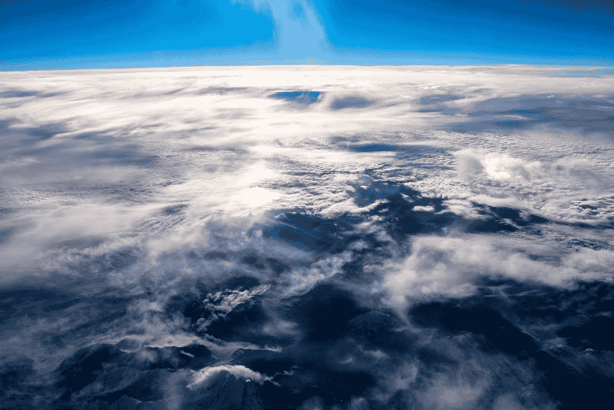 Camadas de nuvens e atmosfera vistas do alto, mostrando o caminho da luz das estrelas até chegar à Terra