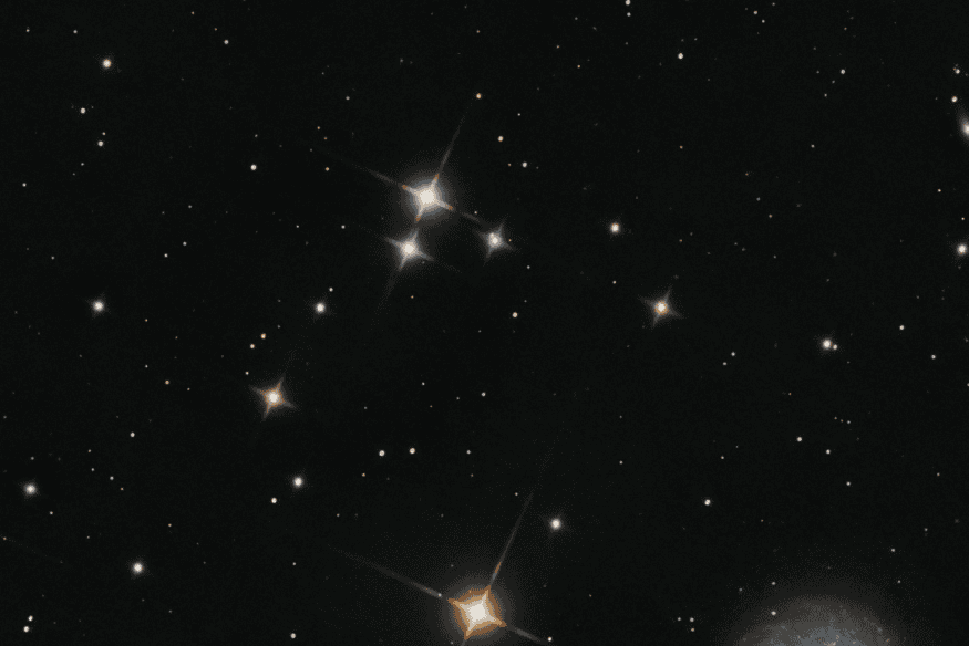 Campo de estrelas brilhantes em céu profundo, exemplo de cintilação percebida na observação astronômica