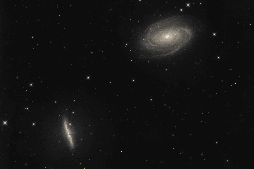 Duas galáxias em interação no espaço, mostrando como encontros gravitacionais podem alterar a formação de estrelas