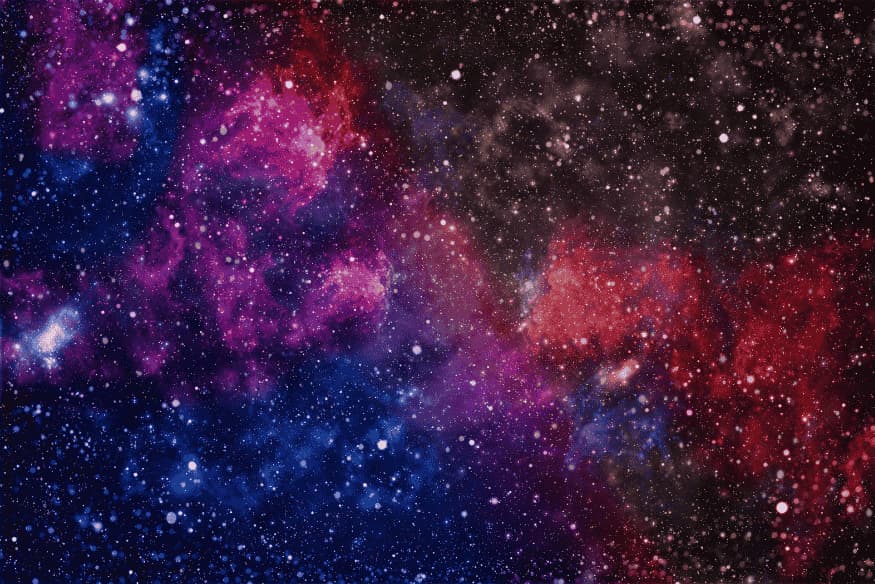 Céu noturno colorido com nebulosas e estrelas, exemplo de registro das cores na astrofotografia em RAW ou JPEG