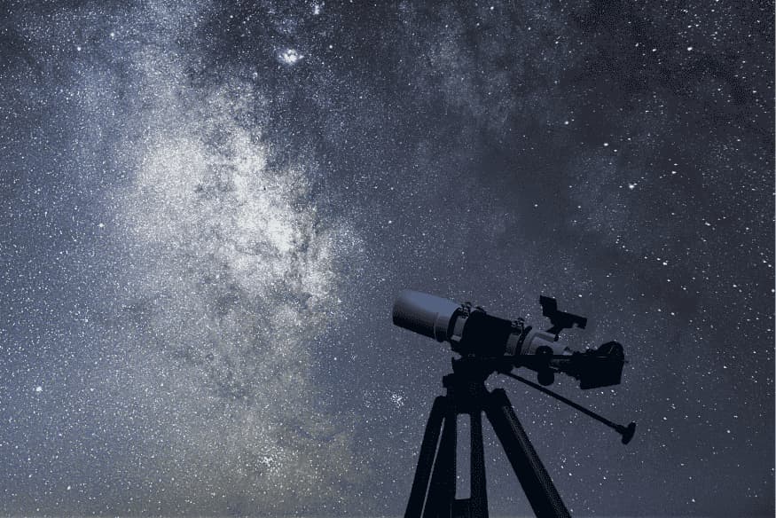 Telescópio apontado para a Via Láctea durante sessão de astrofotografia noturna