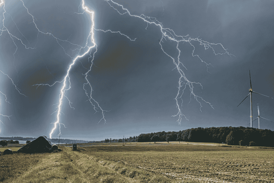 Relâmpagos sobre campo aberto durante tempestade, mostrando a atividade elétrica associada à formação de sprites vermelhos