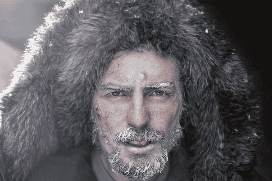 Rosto de homem coberto de gelo e cristais de frio, ilustração sobre os efeitos extremos da exposição ao espaço sem capacete