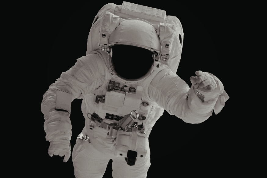 Astronauta flutuando no espaço com traje pressurizado, mostrando a necessidade do capacete para manter oxigênio e pressão corporal