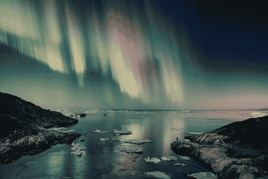 Aurora polar sobre paisagem gelada, efeito visível da interação entre vento solar e campo magnético da Terra