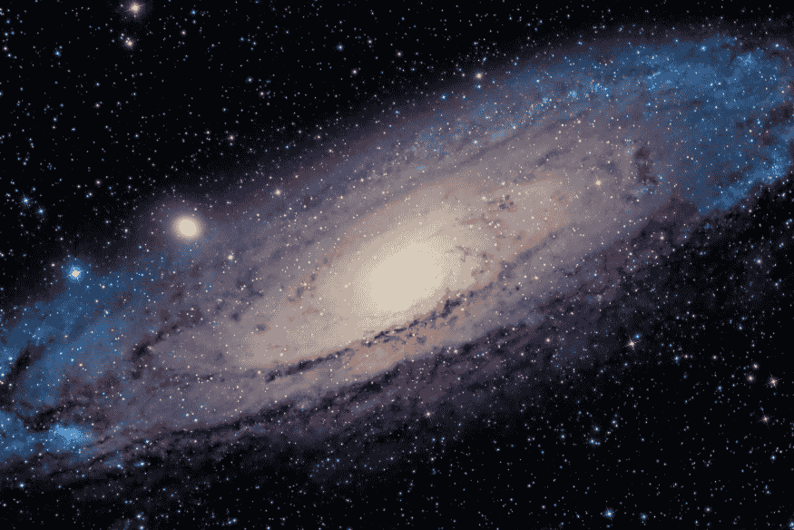 Galáxia de Andrômeda no espaço com núcleo brilhante e braços espirais, importante referência além da Via Láctea