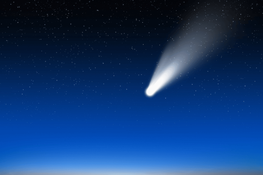Cometa brilhante com longa cauda branca no céu, exemplo de como o aquecimento pelo Sol faz o núcleo liberar gás e poeira no espaço