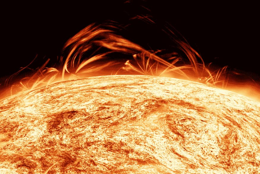 Superfície do Sol com arcos de plasma mostrando o calor extremo da estrela