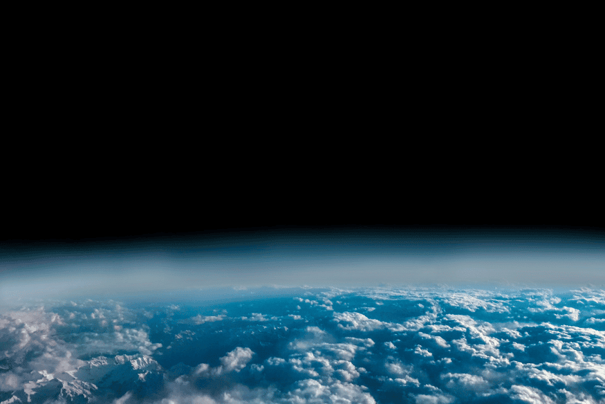 Atmosfera da Terra vista do espaço com o vazio escuro ao redor