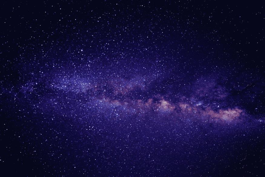 Faixa da Via Láctea em céu profundo com pontos brilhantes visíveis entre as estrelas