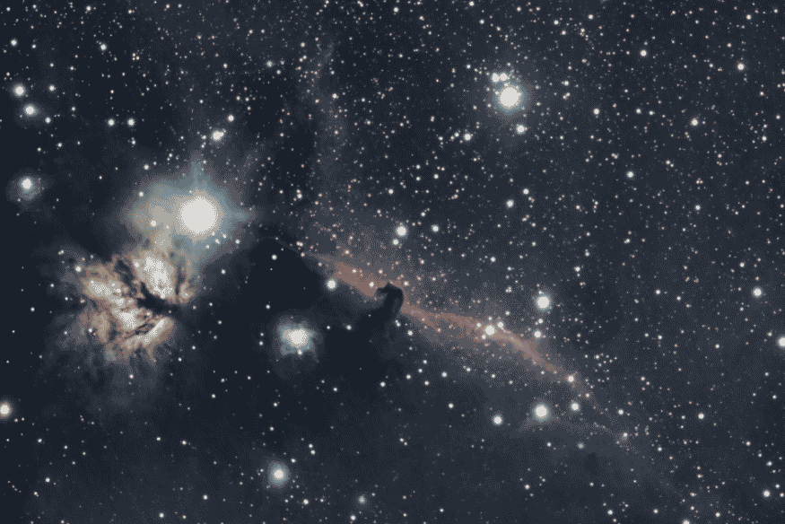 Campo estelar profundo com nebulosa e estrelas usado para explicar o movimento aparente dos astros