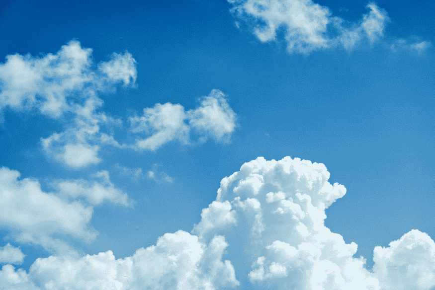 Nuvens brancas em céu azul usadas para comparar atmosferas com luas de Júpiter e Saturno