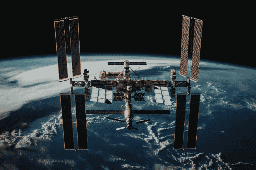 Estação espacial orbitando a Terra para explicar por que o espaço não puxa tudo de uma vez